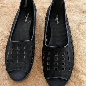 CC Resorts women's black suede, perforated loafer with back zipper, sz 11